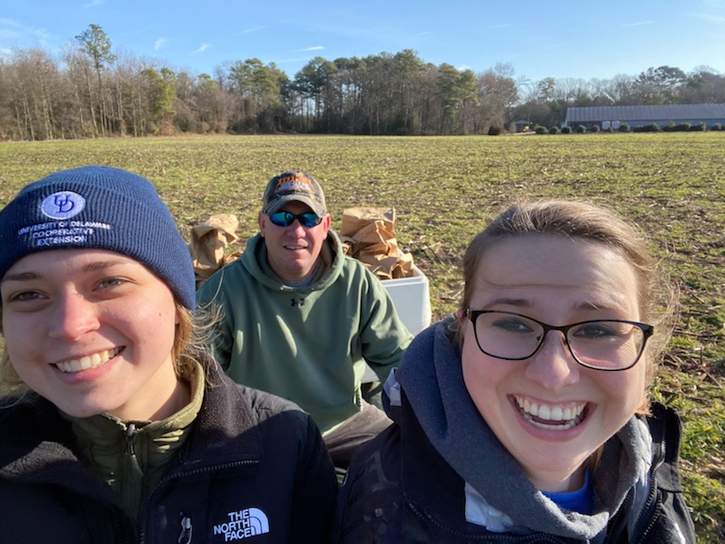Soil_gal's tweet photo. Successful #soil sampling today! Thanks @farm_her for your help! We are investigating how long-term #covercrops and #ConservationTillage are affecting subsurface P loss. https://t.co/cFjp59R0uo