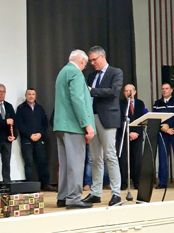 PrefAquitaine33's tweet image. Le sous-préfet Jean-Philippe DARGENT est ce soir au côté du maire du #Verdon, commune du Phare de #Cordouan, pour remettre la médaille d'honneur communale à Alfred Augereau. 37 ans de mandat communal : un exemple d'#engagement dans la vie locale.