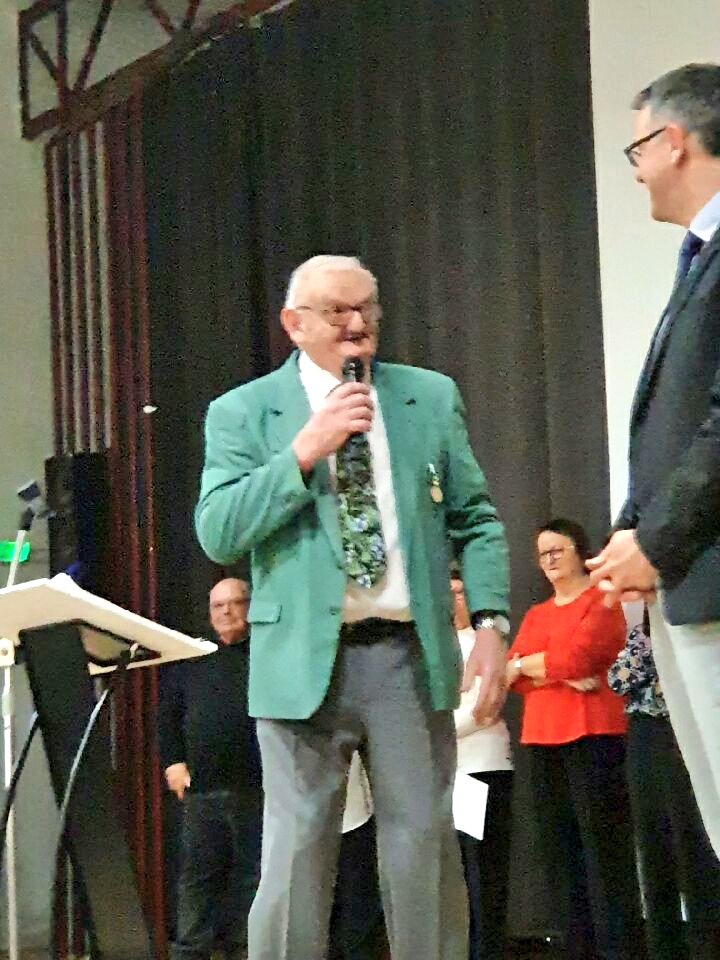 PrefAquitaine33's tweet image. Le sous-préfet Jean-Philippe DARGENT est ce soir au côté du maire du #Verdon, commune du Phare de #Cordouan, pour remettre la médaille d'honneur communale à Alfred Augereau. 37 ans de mandat communal : un exemple d'#engagement dans la vie locale.