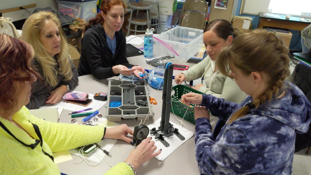 ITTS_MetzMS's tweet photo. #PLTW #kickinitinkinder #deandreamteam Rescue Mission https://t.co/RssSM2QqIw