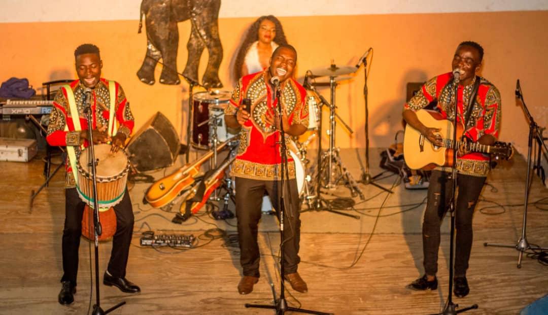 lastmusekiwa's tweet photo. The Best Duo/Group
#StarFMMusicAwards2020
1. Fusion 5 Mangwiro – African Woman
2. Fusion 5 Mangwiro - Katarina
3. Ngoma Ingoma – Malobolo
4. Joyful Praise – Ngoro Yeminana
#MusicInColour https://t.co/JAJYYyUHms