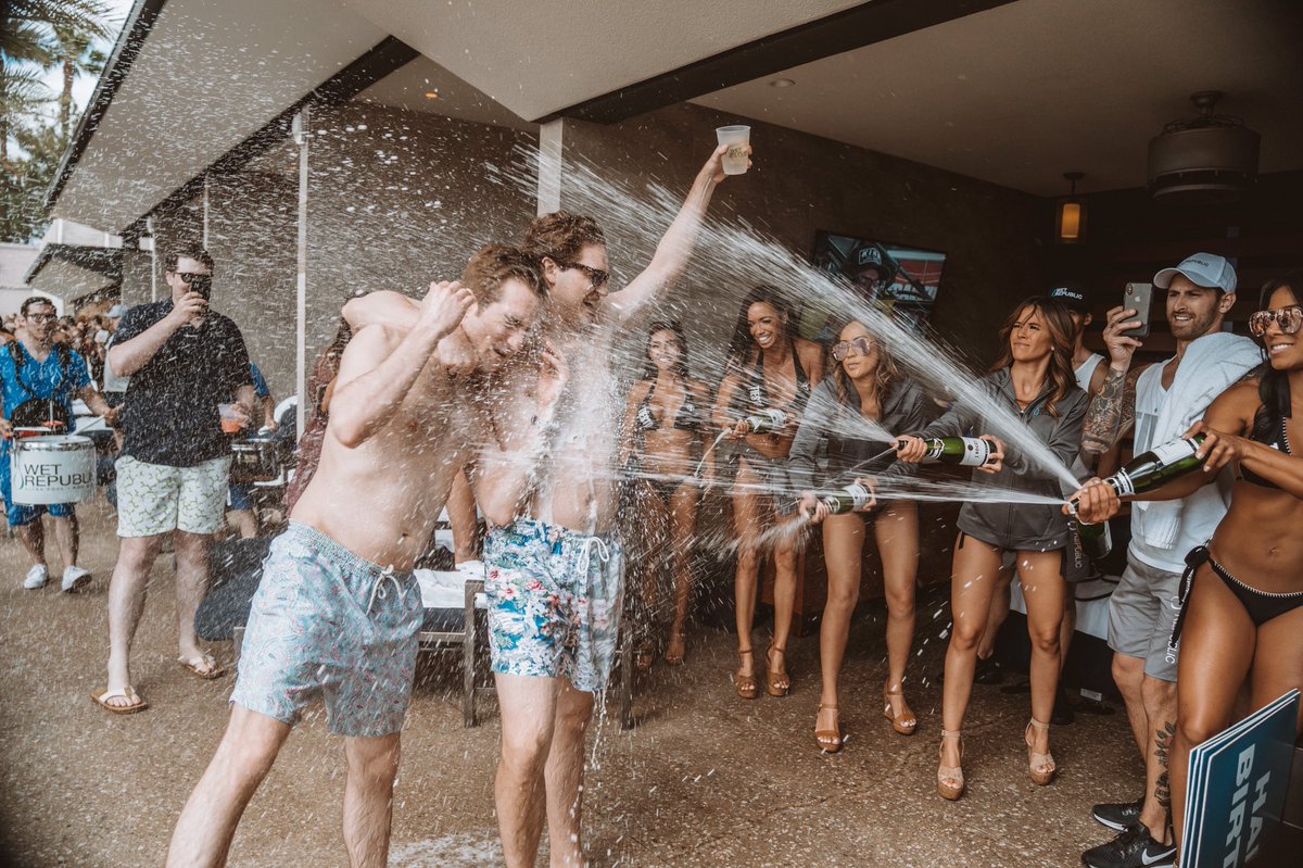 JusCollege's tweet image. Who wants a Spring Break with a champagne shower? 🖐 
#juscollege #springbreak