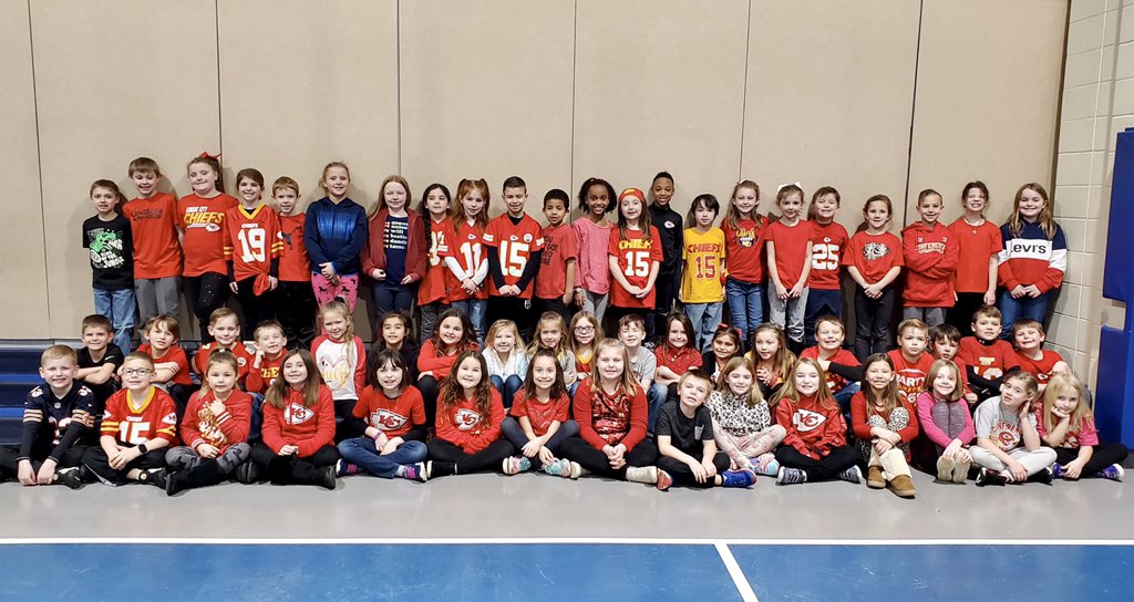 kmorrison011's tweet photo. Second grade is cheering for the Chiefs! #ChiefsSBWeek #METeach https://t.co/8UAn9Ozrvy
