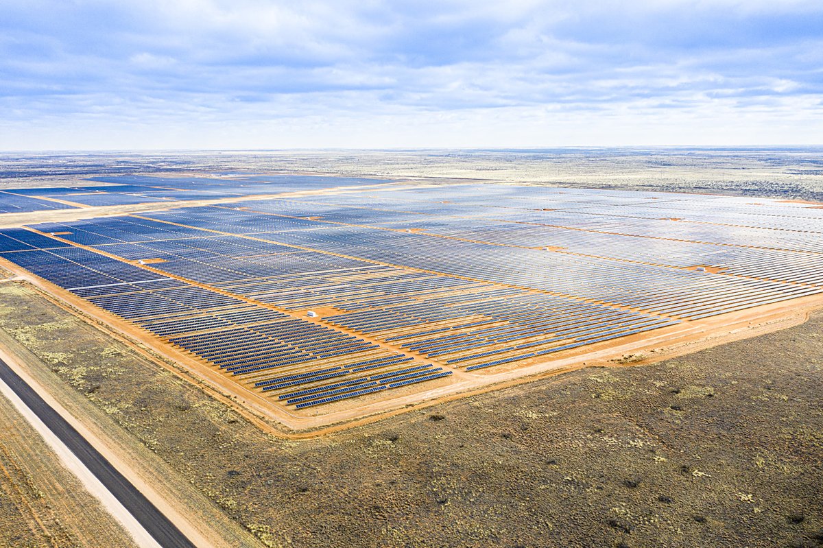 ReporterNick1's tweet photo. Impressive drone shot shows off the sheer scale of the 100 MW #Lapetus solar farm in West Texas. @CoServ_Energy will buy 52MW of the solar power. More green energy for our Members. Photo by @Ken_Oltmann
https://t.co/MOT4F6oZmu https://t.co/6uUmTdYZxx