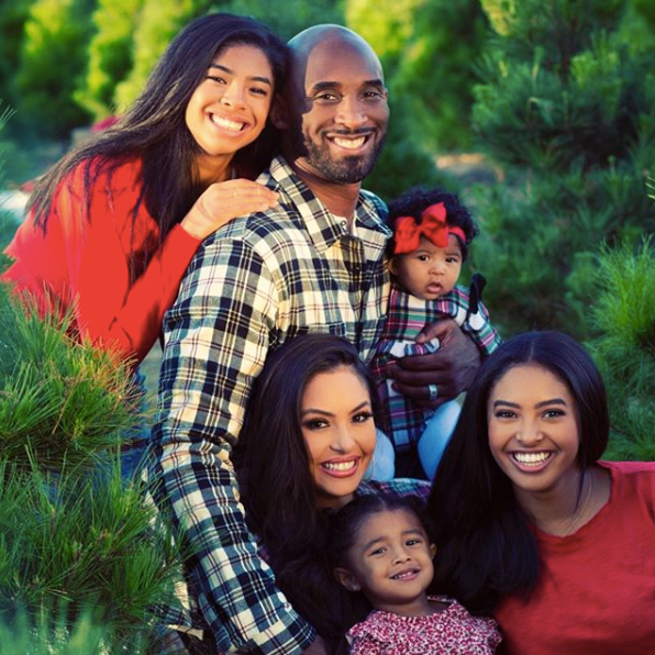 LoveBakedWings's tweet photo. Our hearts are with the Bryant family and all the families that lost loved ones ♥️ https://t.co/1fvp4zmUtH