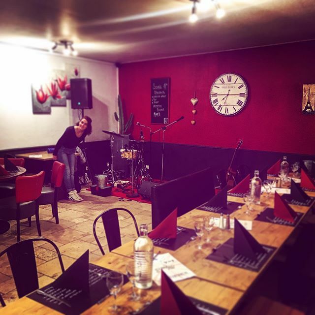 Miamsofficiel's tweet photo. Ce soir on commence l’année au bar/restaurant le 140 a Beaulieu-Sous-la-Roche ! #duomiams #chansonalacarte #premierdelannée https://t.co/Alm1WQ3yA3