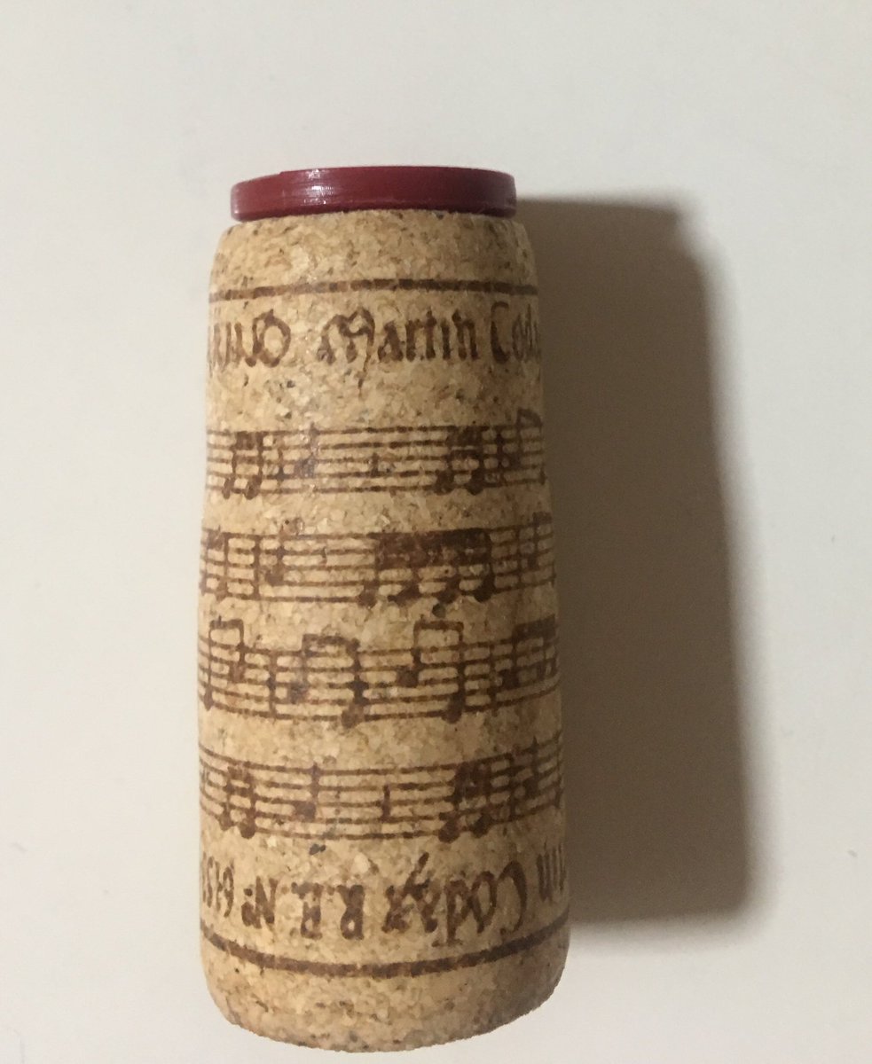 eva_nescen's tweet photo. Cultura alcohólica: el tapón de corcho de las botellas del vino Martin Codax llevan impresas unas notas musicales: la partitura de las Cantigas de Amigo del trovador gallego del siglo XIII, Martin Codax https://t.co/HQqDmJKu5d https://t.co/7dgejGK5i7