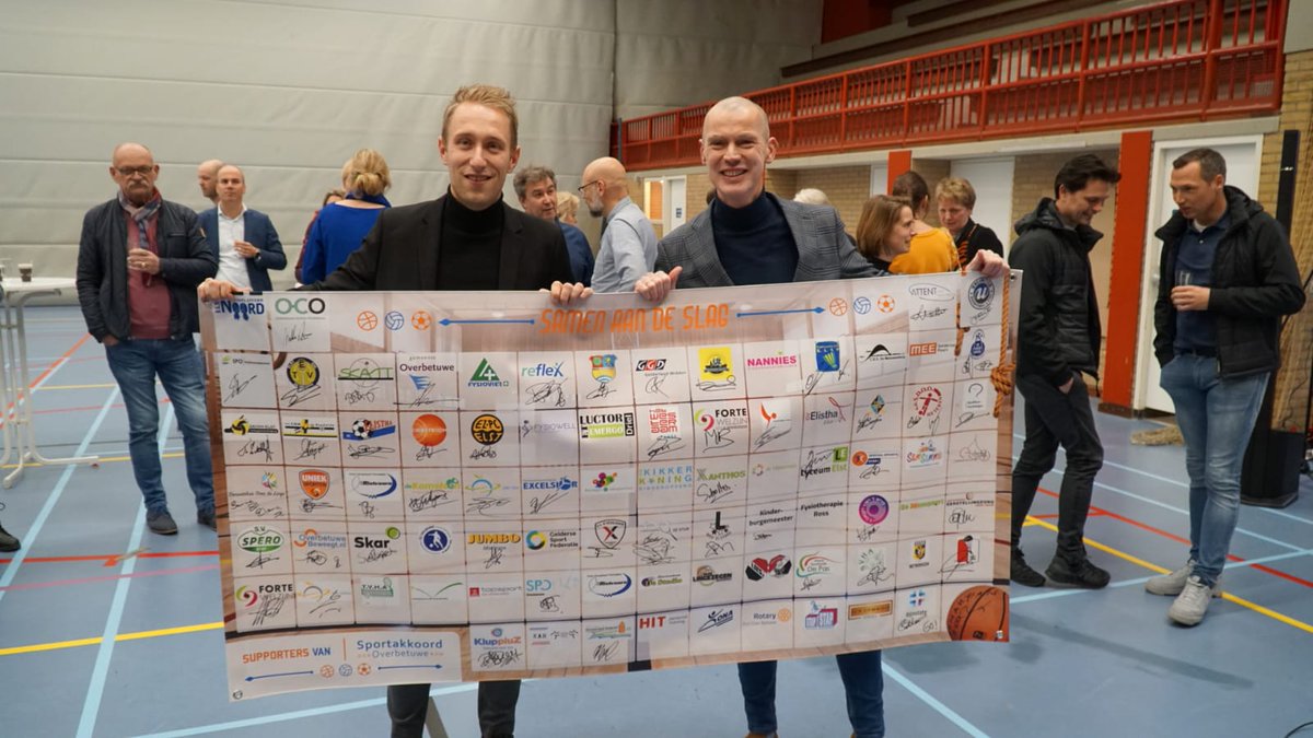 Ondertekening van #sportakkoord blijft een geweldig moment. Precies twee weken geleden <a href="/_Valkenswaard/">GemeenteValkenswaard</a> en vandaag <a href="/Gem_Overbetuwe/">Gemeente Overbetuwe</a> met 83(!) partners! Trots om hier als sportformateur een bijdrage aan te mogen leveren 😀💪