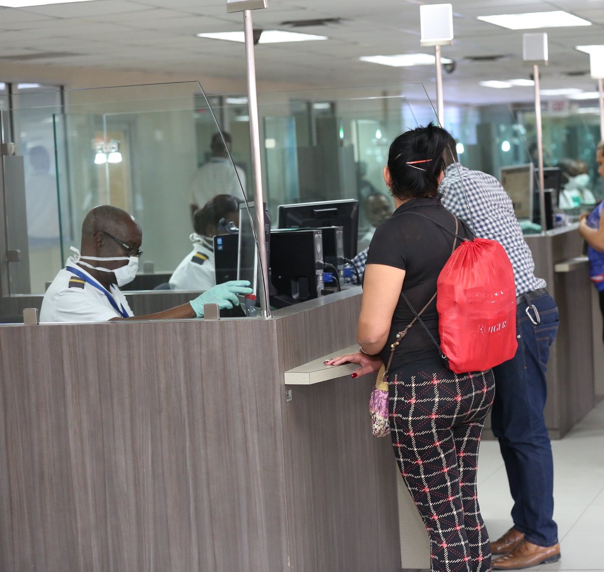 MsppOfficiel's tweet photo. DÉPISTAGE DES VOYAGEURS DANS LES AÉROPORTS
31 janvier 2020 - Le #MSPP est en train d’appliquer les dispositions de surveillance épidémiologiques contre une éventuelle introduction du Coronavirus dans le pays.
#MSPPHaiti
#OMS
#DELR
#UCRP
#CoronavirusHT https://t.co/WqjhNL50VP