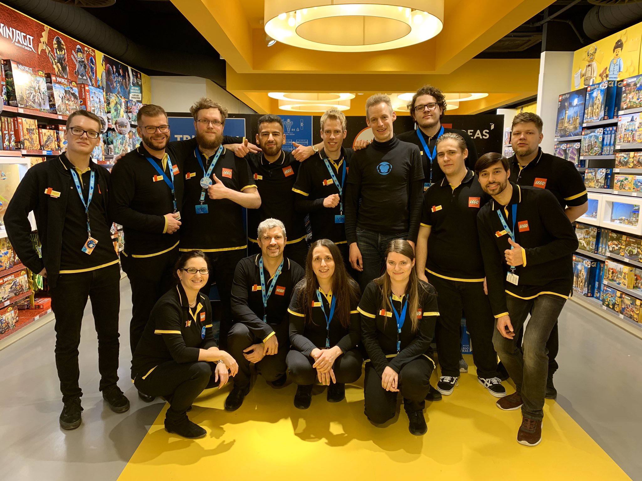 Anholdelse Mansion Yoghurt LEGO® IDEAS on Twitter: "Over and out from LEGO team here in Nuremberg.  Thank you to all our fans who made their way out to the store to meet and  greet Fan