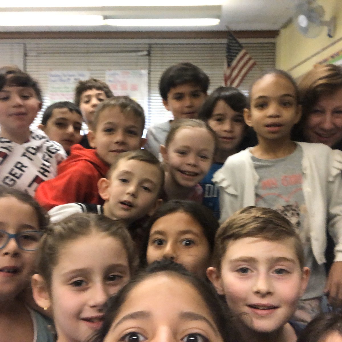 OSchoolsPR's tweet image. Today we cut the ribbon on @School9E’s new Learning Lab. It was Community Reading Day, too. Dr. @aglickmanrogers read to Ms. O’Hara’s grade 3 students
about persistence. Then students took turns w/me reading the hilarious Possum Come A Knockin. #ClassSelfie #booklove @JoshMcPhe