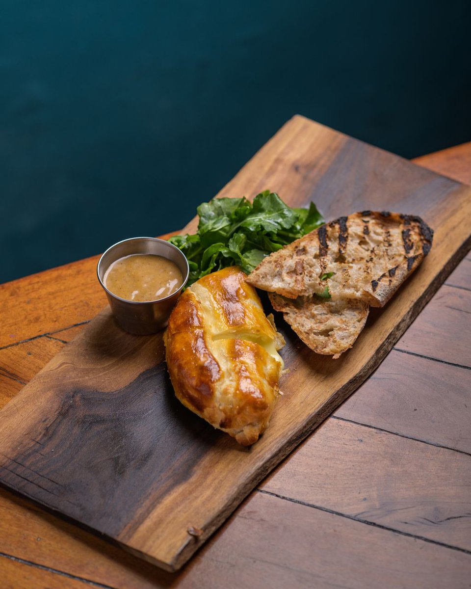 ilatinarest's tweet photo. Queso Camembert Hojaldrado acompañado de pan campesino, arúgula y coulis de nectarina y albahaca. 🧀

#laperla #cocinaconjiribilla #especialesilatina https://t.co/aGcAjiWsCw