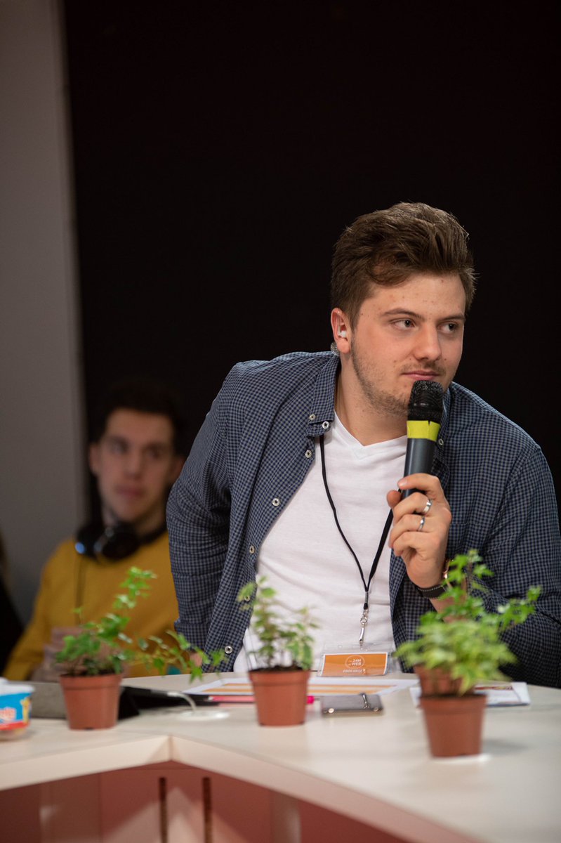 Mesdames et Messieurs l’un de nos charismatiques et talentueux animateurs, Enzo ! Le live reprendra après une longue pause restauration youtu.be/5_nVrQ8L7g8 #24hdw