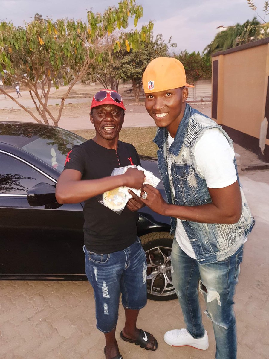 lastmusekiwa's tweet photo. The Song of the Year
#StarFMMusicAwards2020
1. Ishan featuring Ti Gonz – Kure
2. @realfreemanHKD featuring Alick Macheso – Ngaibake
3. @abxnuttyo– Vroom
4. @takuralife – Noise
#MusicInColour https://t.co/hVaJ0IYgS9