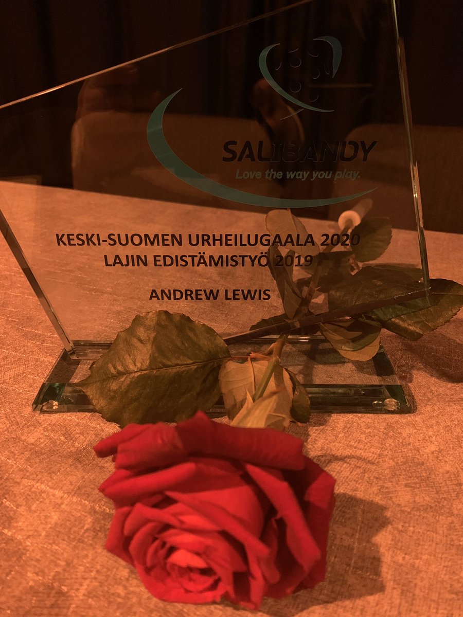 kessetry's tweet photo. Andrew Lewis palkittiin lajin edistämistyö-palkinnolla tänään Keski-Suomen Urheilugaalassa. #salibandy #referee https://t.co/OrcSRuFz81