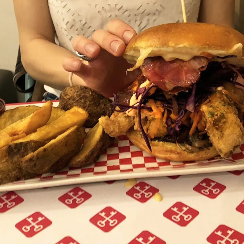 ¿Empezamos el finde con los mejores bocadillos de Madrid? 🤤
lacasatomada.es
#madrid #bocadillos #foodie #burger #food #bacon