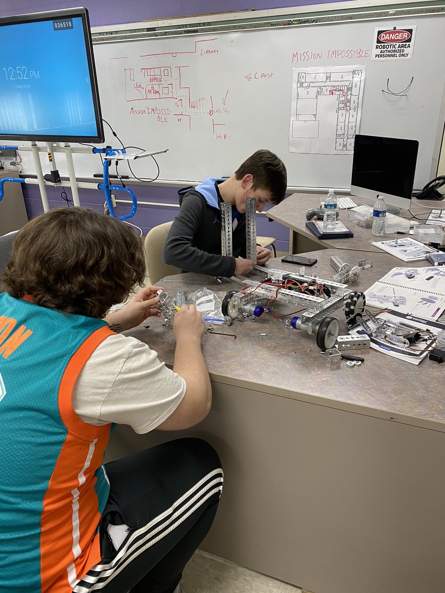 CS_Pirate_Tech's tweet photo. Exploring simple machines by creating catapults in Coding and Robotics class! Fun to see the different strategies @TETRIXrobotics https://t.co/ZhO65h0nvl