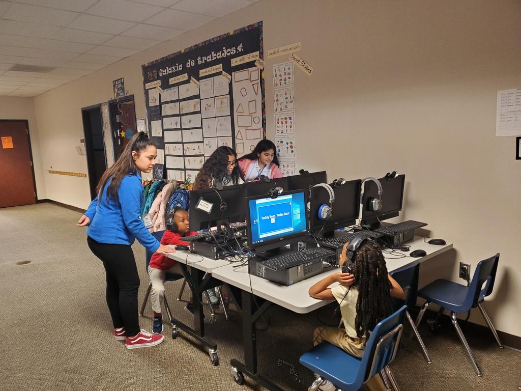 Tyrolyn's tweet photo. @amsavid 8th grade #AVIDAMBASSADORS working with the Kindergarten classes at @Youens_Gators They absolutely love it! #ThisIsAVID @AVID4College @Alief_AdvAcad @EducatorAJM @barco143 @Rosel215 https://t.co/sVCBMWKy0c