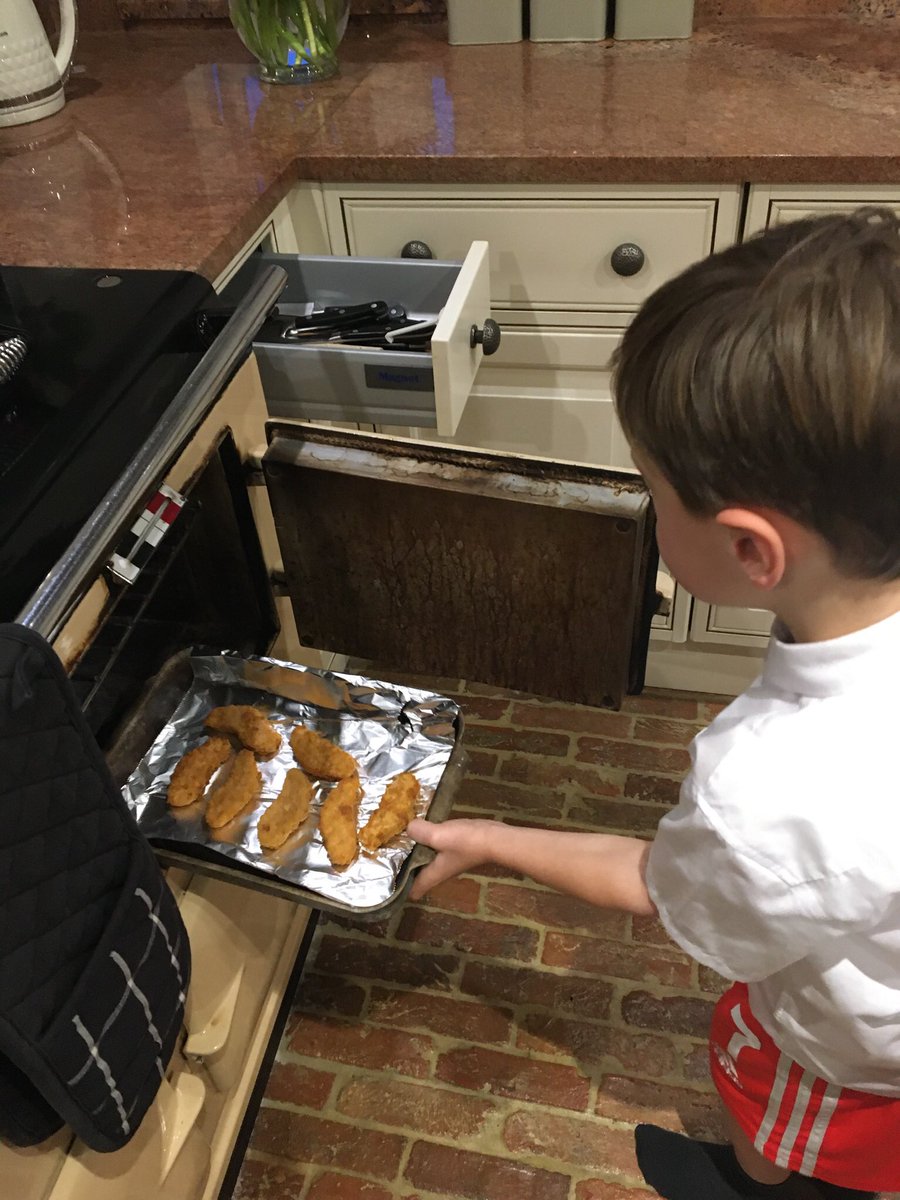 leeshamilliemae's tweet photo. @drwalker_s little b helping make a healthy 🥘👍🏻 https://t.co/Ipoy3YCiH6