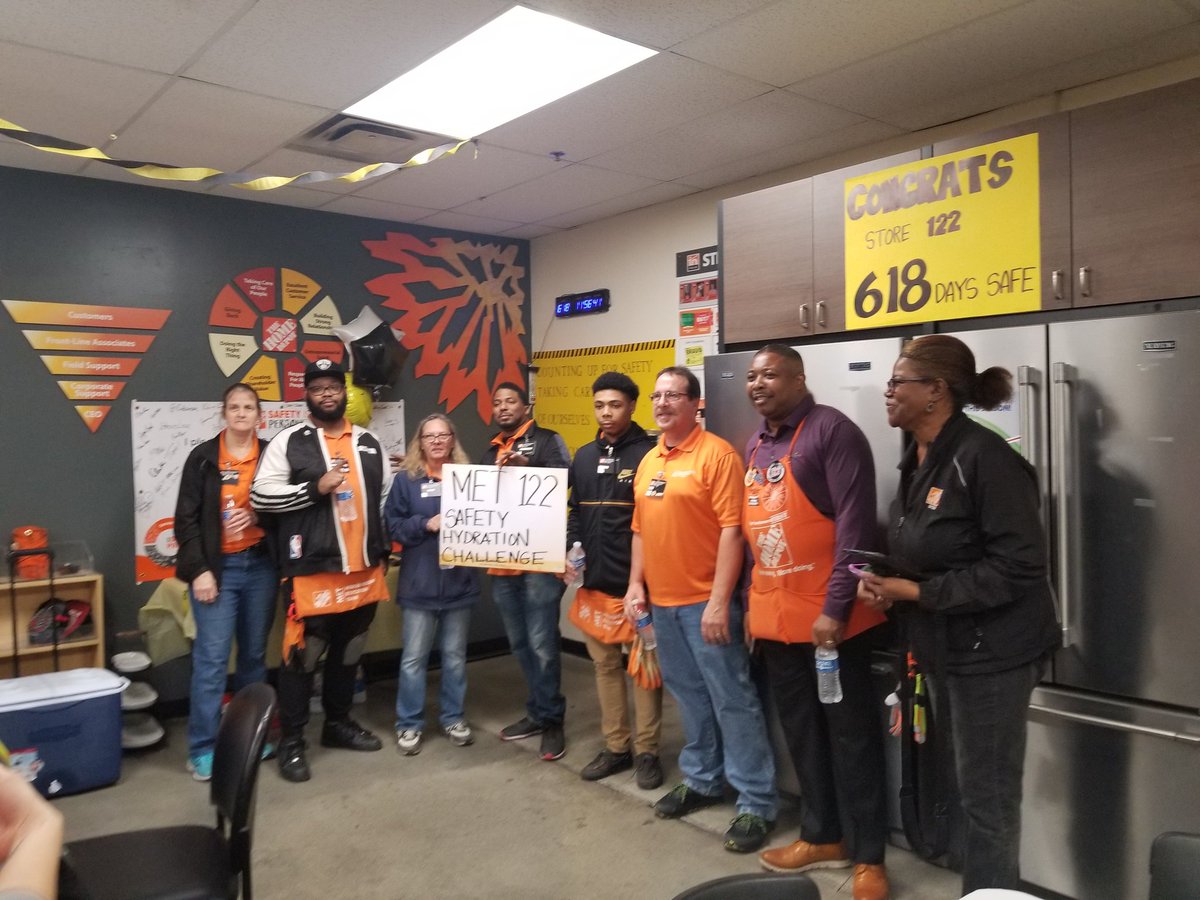 Munchie1173's tweet photo. #SafetyLunch #618DaysSafe #AbercornHomeDepot #OrangeFamilia #TakingCareOfOurPeople @MarkMills0122 @TammyColemanTHD @THDCaroHernandz @pettaway_shea https://t.co/JkijMHW9tq