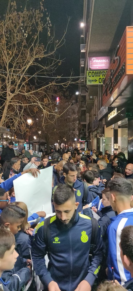 📌📌 <a href="/TIEMPODESPANYOL/">Tiempo de Espanyol</a> Impresionante recibimiento del equipo <a href="/RCDEspanyol/">RCD Espanyol de Barcelona</a> en el hotel de concentración.  Más de 300 personas, entre niños y familiares,  pertenecientes a la <a href="/RCDEAlbolote/">RCD Espanyol de Barcelona Escuela Granada</a> #rcde