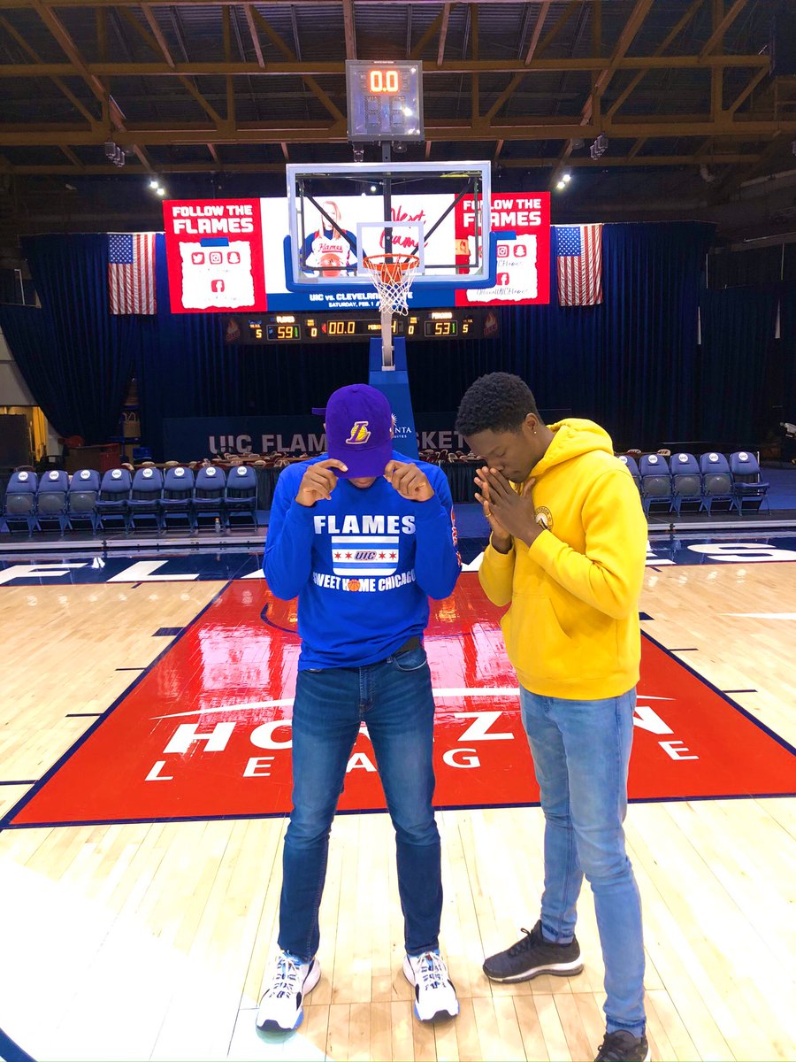 _snowyjo's tweet photo. Hey @UICWBB , what a win last night!
Thanks for having me during halftime, it was an incredible moment. We did it for the lives that transitioned on Sunday & our love one Ruth George🕊 They’ll forever live with us ♾ ❤️
Much much love #LetsGoFlames🔥 #2forGigi #24ForKobe💜💛 https://t.co/S9sLmgLnXQ