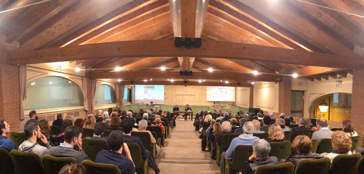peoplepubit's tweet photo. A #Lazzate un bella sala piena per @civati, per “Il mare nero dell’indifferenza” e “Per la sola colpa di esser nati”. https://t.co/BZGH7CBKoT