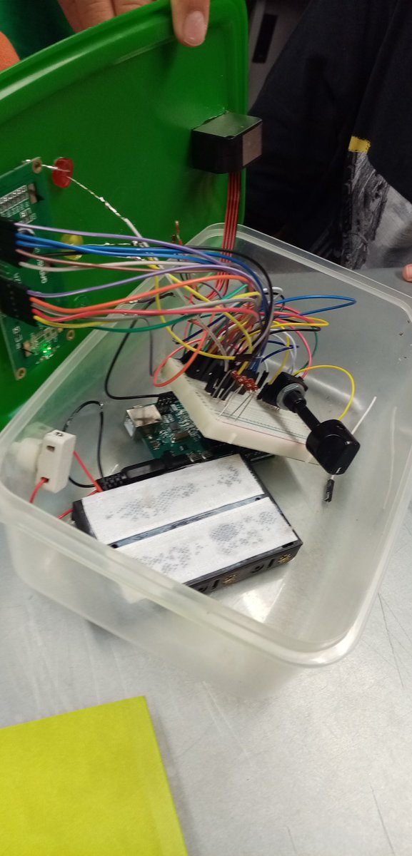 granpedal's tweet photo. 👉Aquests 4 nanos de Granollers han muntat un mesurador de micropartícules PM10-2'5-1 amb una placa arduino dins un tupper. Sortirà a 40€ o menys. Un a cada escola del país, si us plau!
Els podeu seguir aquí https://t.co/07QqYmhmj9
https://t.co/A37vpYR6Iy https://t.co/dxDEEnHUPk