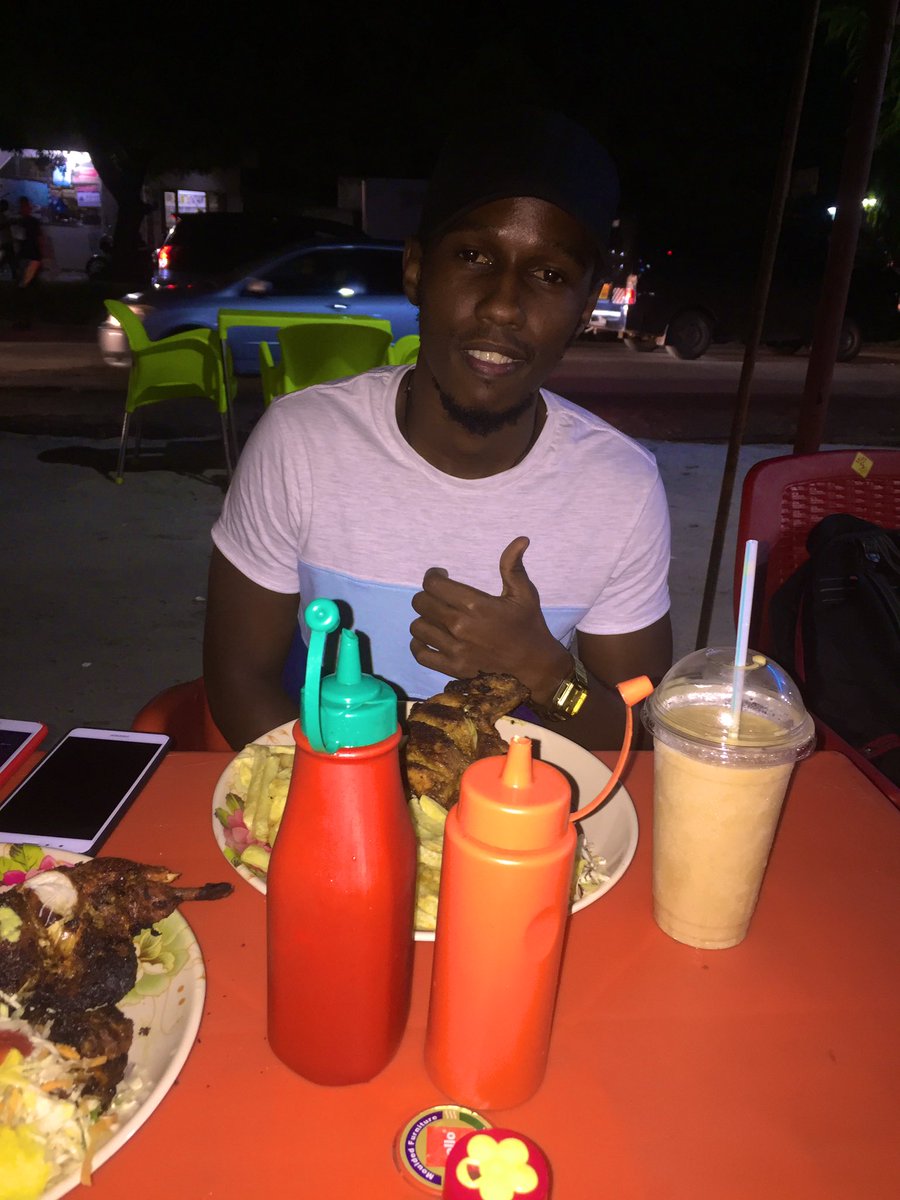 ItsMe_Jabeer's tweet photo. Mnyamwez the Man himself from Sinaloa @carloshudax. Mzee ulitisha sna leo. Ile Lemone sio powah mzeee
#PitStopBBQ 🔥🔥🔥 https://t.co/zpxdy2yEWw