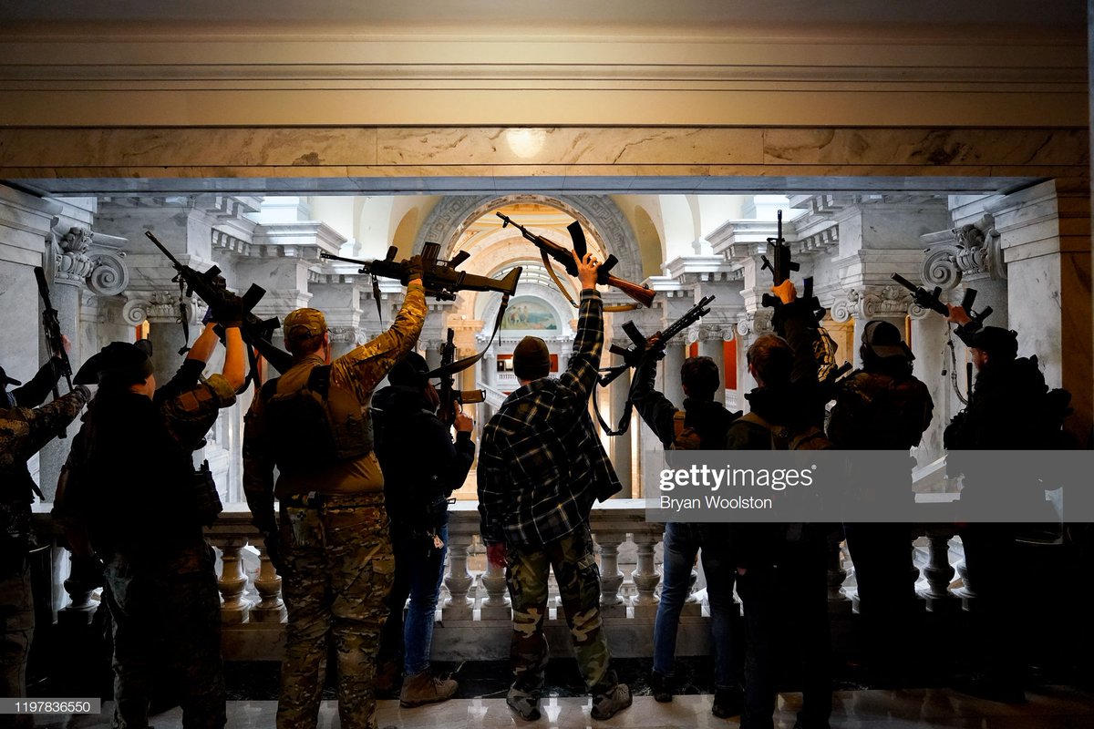 GettyImagesNews's tweet image. Gun rights activists carrying semi-automatic firearms walk through the Capitol Building on January 31, 2020 in Frankfort, Kentucky. 📷: @woolstonphoto