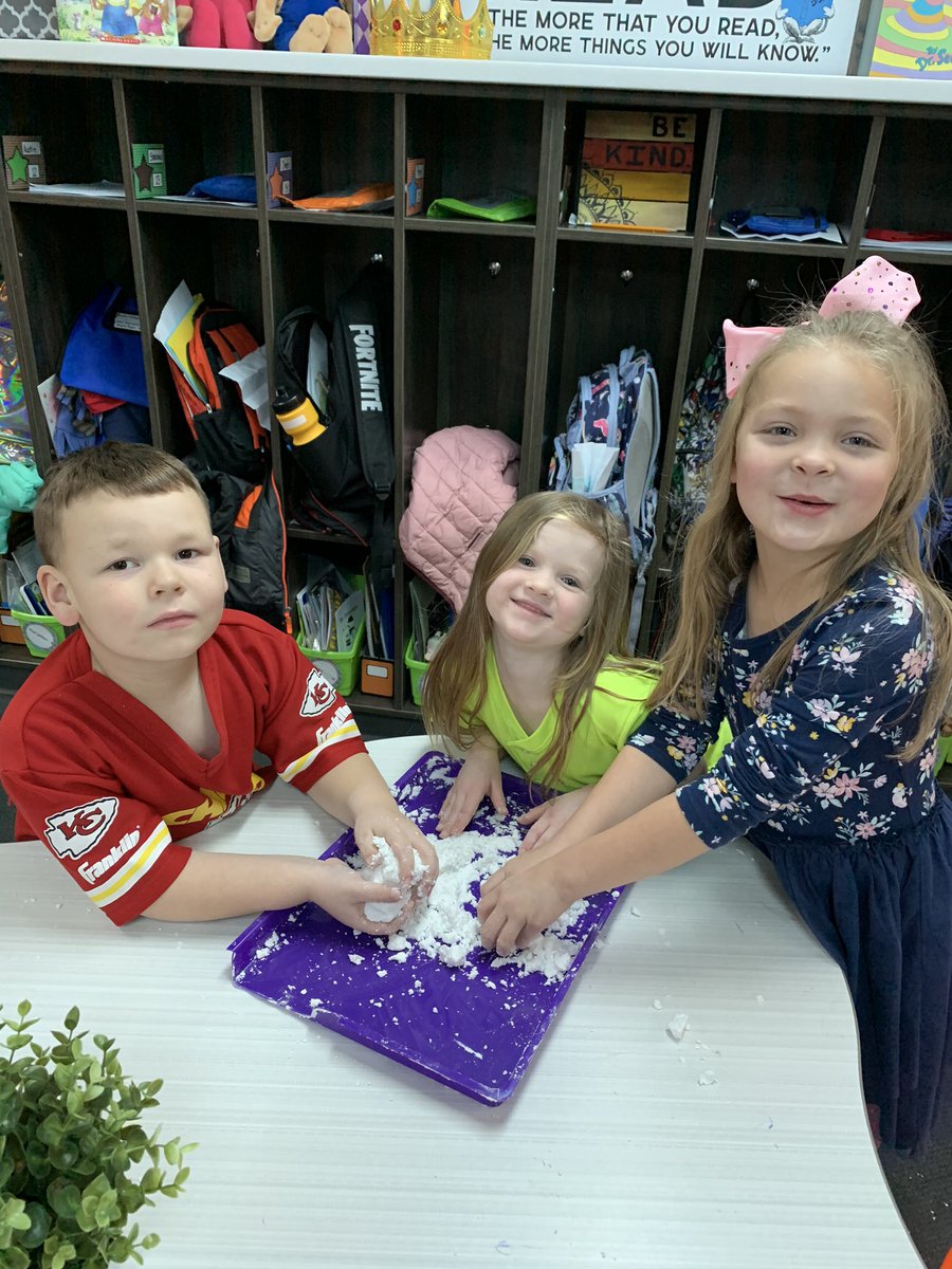 MrsGarrettNKC's tweet photo. After reading The Magic of Friendship Snow,  we HAD to make snow!  #leadershiphour #warriorscreate #MapleKinderstars @MapleWarriors #ssdpride https://t.co/2iFmFVjsDH