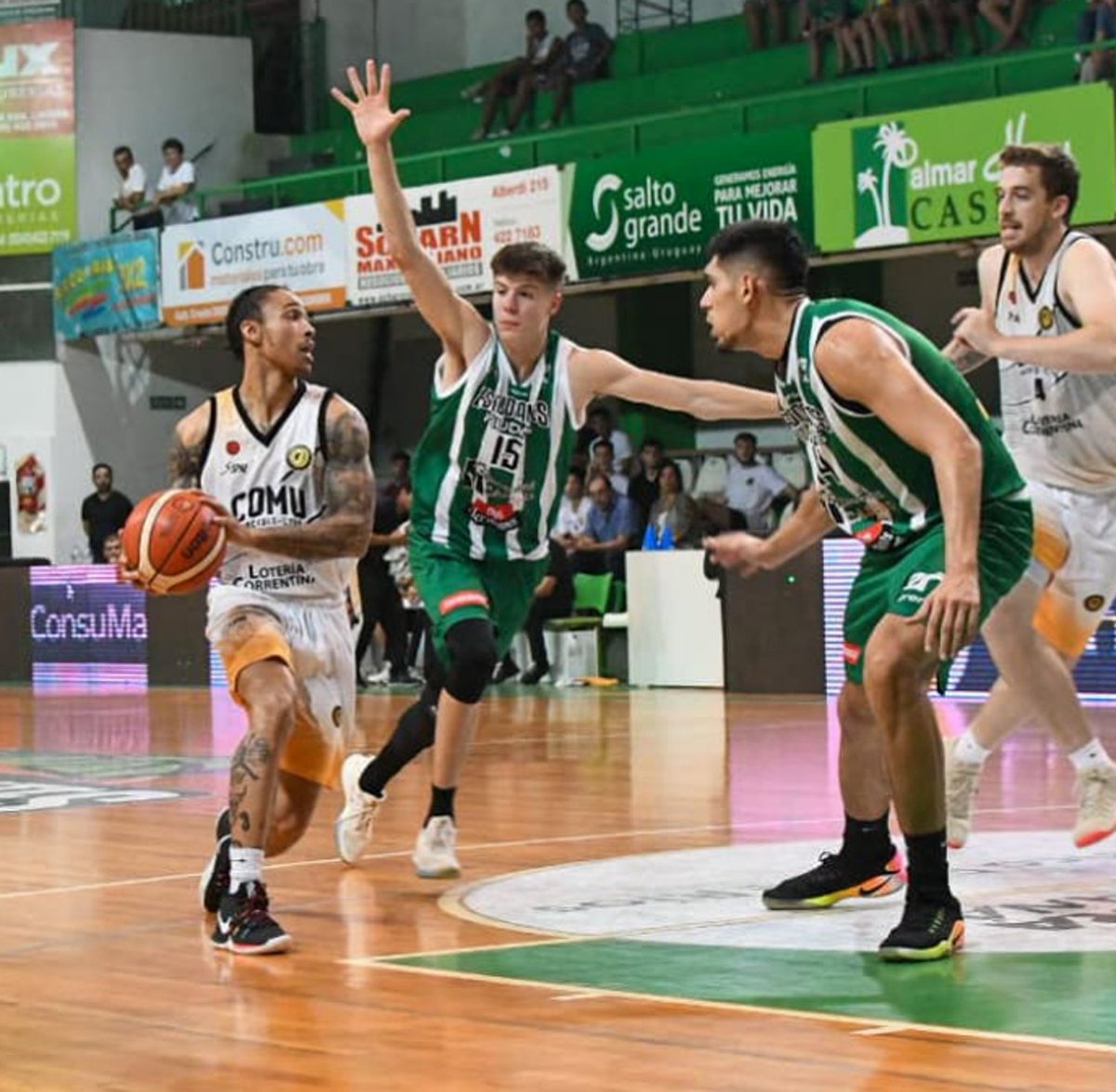 simplebasquet's tweet photo. #LNB FINAL @estudiantescdia 74 @basquetcomu1 81 = @tucugamboa 16 y #Nzeakor 15 - @fierrito_m 17, #Gadson 15 y #Crawford 14 prs 12 reb
📸 Prensa Estudiantes https://t.co/B6dw0GsEds