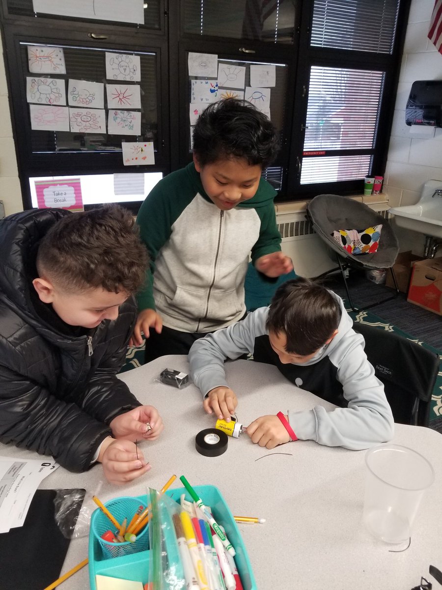 Ms_Young_Melzer's tweet photo. It took a couple of days, but every group figured out how to transfer energy from a battery to a lightbulb! 💡 https://t.co/uol2SsJuzd