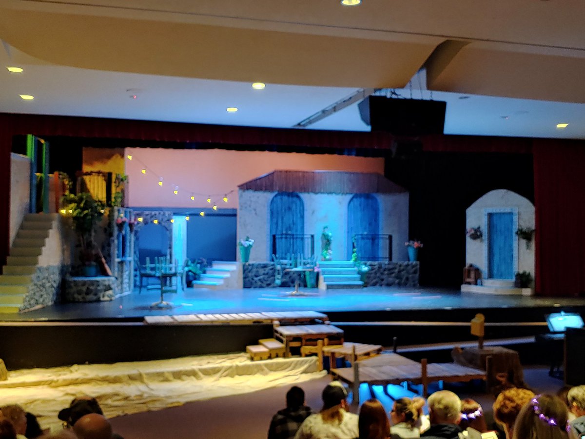gabby12_75's tweet photo. So ready for another fun night!! @SBISD #readytosing https://t.co/dr4CHK4Rii