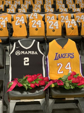 永遠不說再見！湖人為Kobe父女預留出空座椅，并套上二人球衣擺放鮮花！-黑特籃球-NBA新聞影音圖片分享社區