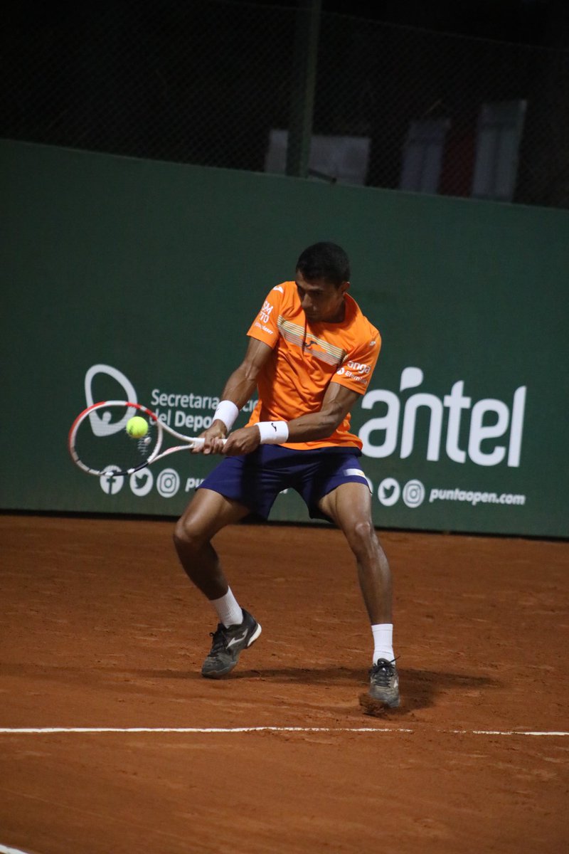 puntaopen's tweet photo. 🔥 ¡#Monteiro en semifinales! El último campeón derrotó 6-4 6-1 a Guilherme #Clezar y jugará ante Felipe #Meligeni por un lugar en la final del #PuntaOpen2020🎾 https://t.co/KkrsBPdfeA