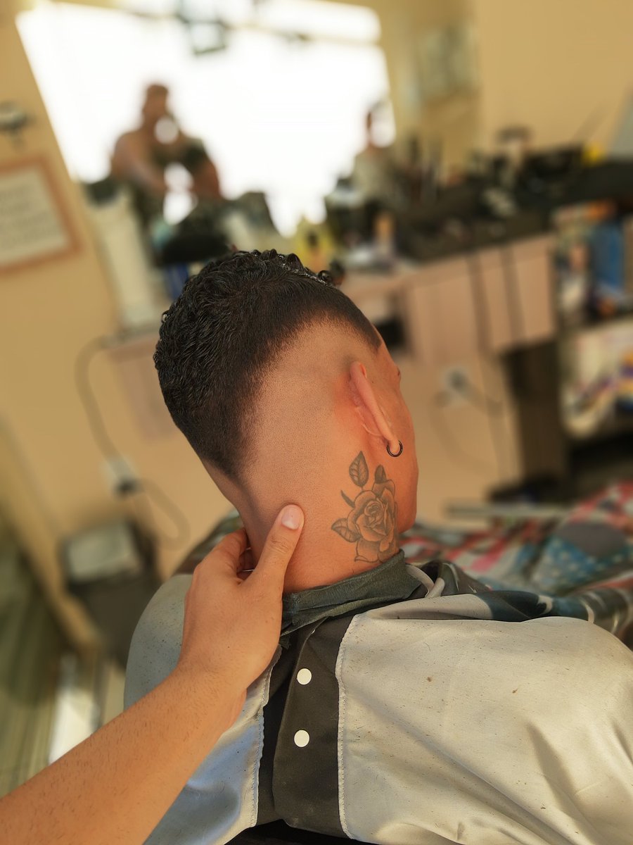HugoWesley97's tweet photo. Alguns dos meus trabalhos de hoje!
A força não provém da capacidade física e sim de uma vontade indomável. 🔥💈✂️
#Hugo_Barbearia 
#cortesdecabelo #regua #barbershop #barbershopconnect #wahl #superbarba https://t.co/kwcGVCgHl0