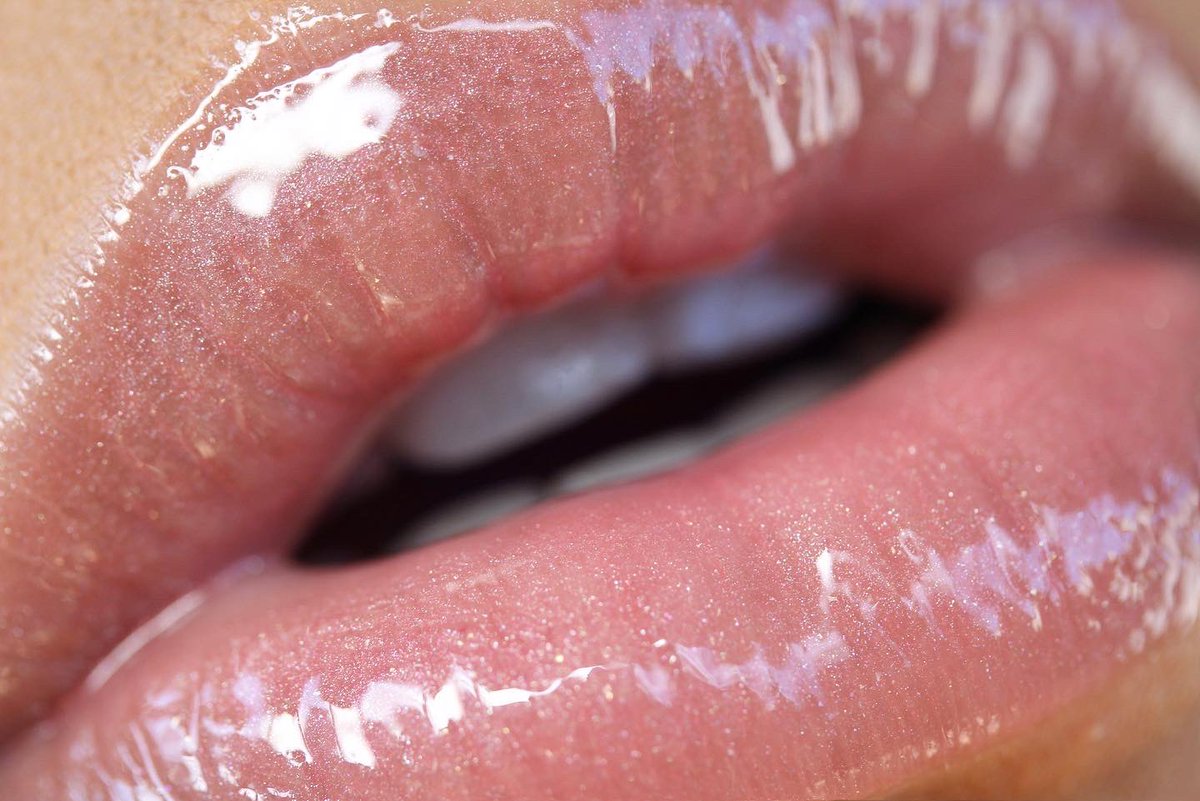 DneesyC's tweet photo. Some @fentybeauty gloss bomb swatches 💋✨ [“Glass slipper”, “Diamond Milk”, “Fu$$y” &amp; “Hot Chocolit”] #makeupkey_ IG: https://t.co/GJzNW45q2g https://t.co/SQivKQmAAH