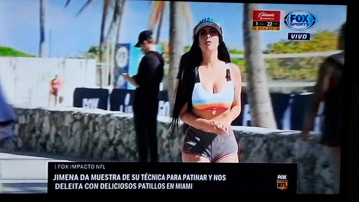 yaguemx's tweet photo. Que buen rol en patines por #SoutBeach y #OceanDrive en #InsideMiami a cargo de la guapa y carismatica @jimenaofficial para @FOXImpactoNFL @FOXSportsMX #NFLxFOX #SBxFOX https://t.co/6xmL4kev81