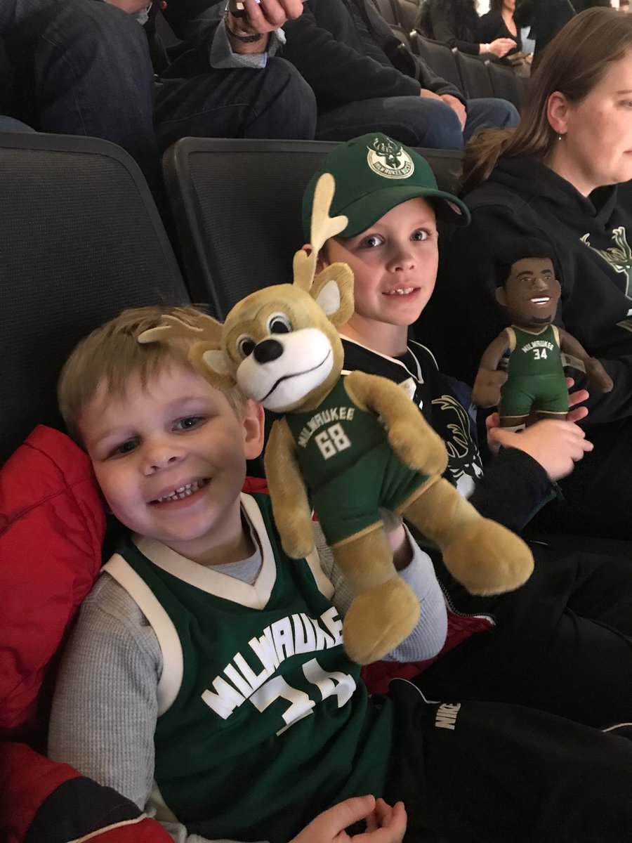 goldy17goldy's tweet image. Let’s go ⁦@Bucks⁩ ⁦@BucksBango⁩ #kohlscourt