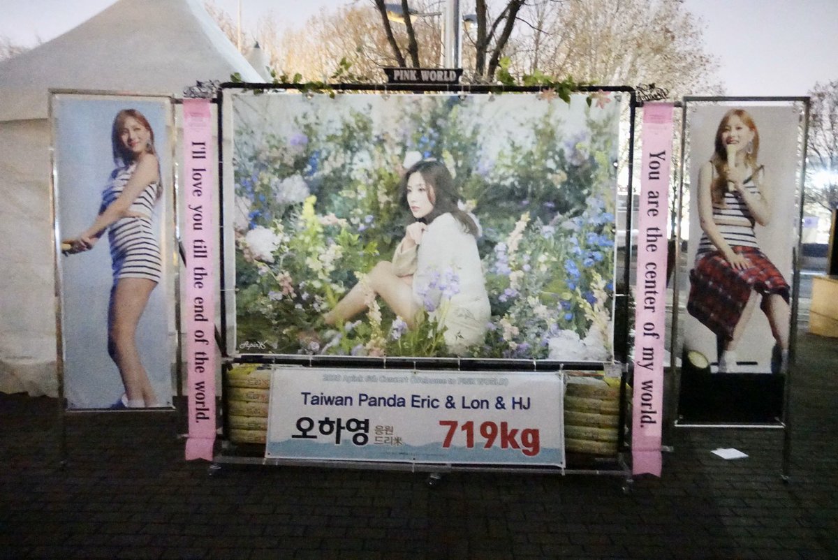 anjoupikachu's tweet photo. cold...🥶
#에이핑크 #Apink #6th_Concert
#PinkWorkd #WelcomeToPinkWorld https://t.co/vzbhfRY9B4