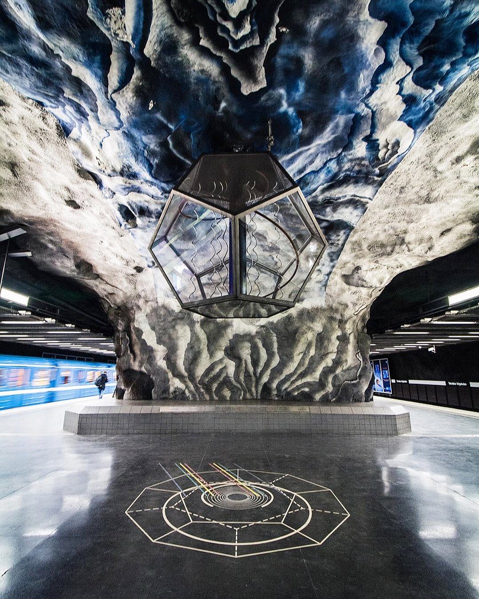 Art Tour for FREE 
From January to January, you’ll be able to discover the “world’s longest art exhibition” placed at the #stockholmmetro
You can see
⭐94 stations with art- created by more than 150 artists
⭐Distinctive architecture (since the 1970s)
Don’t miss it!
📷 @rimirimik