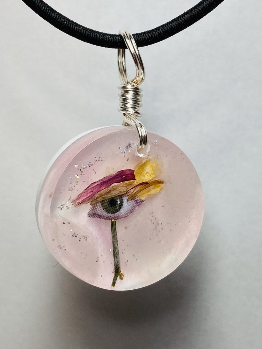 ZaoNecklaces's tweet image. Thanks to @yelyahwilliams and @ColormeBrian for the challenge. Thank you to Zane for the eye. 
Cutting and placing dried petals for a small pendant size was a test of patience, but worth it.