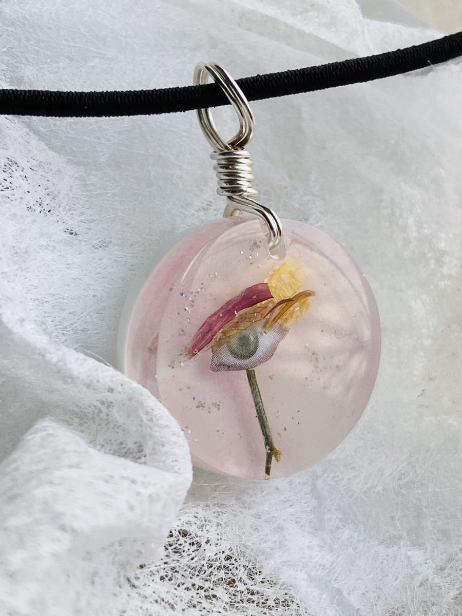 ZaoNecklaces's tweet image. Thanks to @yelyahwilliams and @ColormeBrian for the challenge. Thank you to Zane for the eye. 
Cutting and placing dried petals for a small pendant size was a test of patience, but worth it.