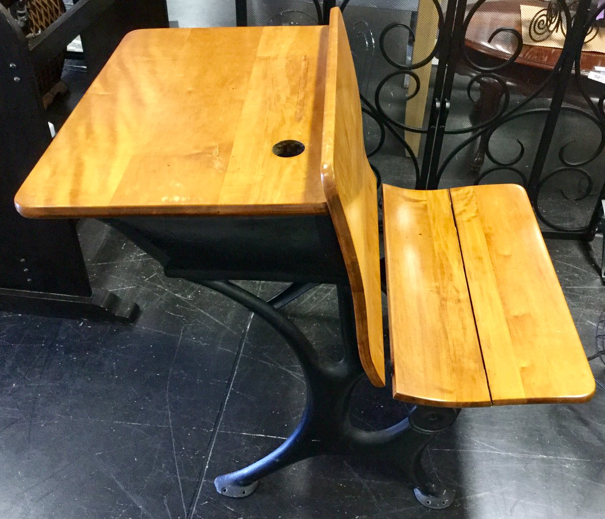 EclecticsATL's tweet photo. 🔥HOT Deals🔥Vintage 5-Tiered Shelf $30🔥 Vintage School Desk $33🔥 Accent Table w/Claw Feet $64🔥 https://t.co/j3aQk4skah