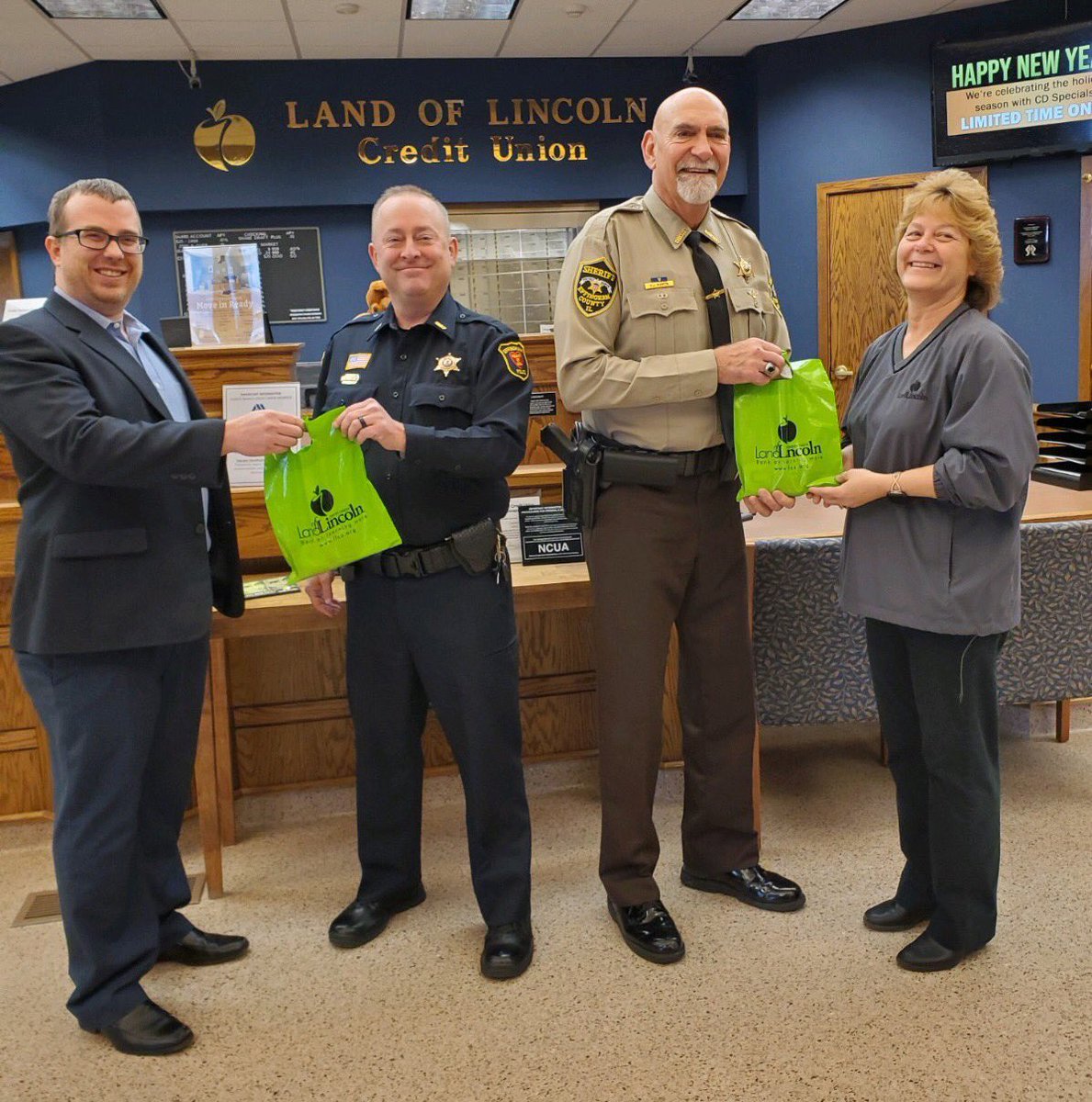 LandofLincolnCU's tweet photo. We support law enforcement! This week, LLCU presented a total of $3,000 in Visa Gift Cards to the Centralia PD, Effingham PD, Effingham County Sheriff and Vandalia PD. Officers can use the gift cards when they see a need in the community. Thanks for all you do!
#supportblue #LLCU https://t.co/Ztx4bPn39m