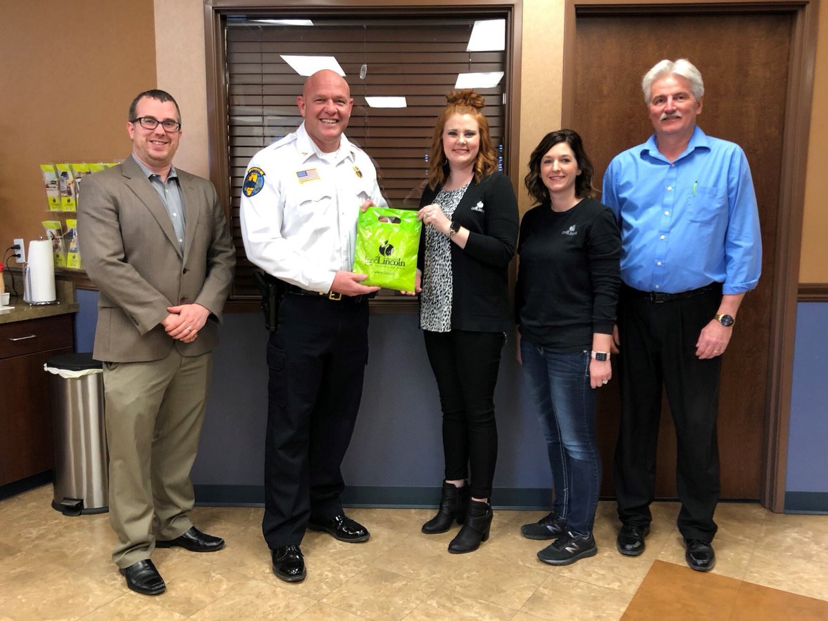 LandofLincolnCU's tweet photo. We support law enforcement! This week, LLCU presented a total of $3,000 in Visa Gift Cards to the Centralia PD, Effingham PD, Effingham County Sheriff and Vandalia PD. Officers can use the gift cards when they see a need in the community. Thanks for all you do!
#supportblue #LLCU https://t.co/Ztx4bPn39m