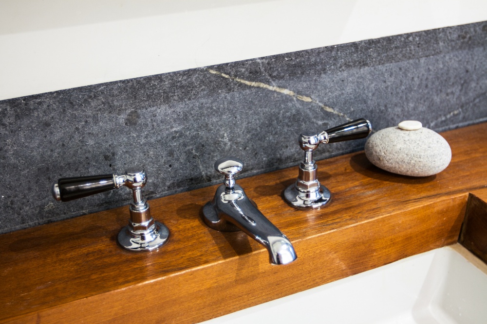 Polycor's tweet photo. Quarried in Schuyler, Virginia, Alberene Soapstone is an ideal stone for those neutral spaces, mixes well with warm woods and even retains heat when used on floors. https://t.co/8kFm701YhW https://t.co/Mvka04jYIa