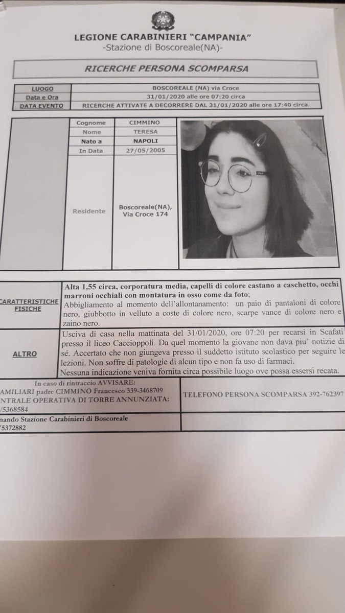 1itadorito's tweet image. ‼️Oggi A NAPOLI questa ragazza è uscita di casa e non è più tornata, hanno mandato queste cose nel gruppo della mia scuola, fate girare per favore. Se sapete qualcosa chiamate subito i numeri indicati sul foglio.