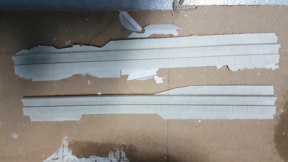 miningen's tweet photo. Muss auch mal sein... #Bahnsteig Kanten aus Gips in #Akkord produzieren... brauchen für den #Modellbahn #Abschnitt 2 bestimmt 30 - 50 Stück. 🙈

#wirmodellbahner #gipsen #Gips #achtunganderbahnsteigkante #modelleisenbahn #h0 https://t.co/tZ2COgp1PP